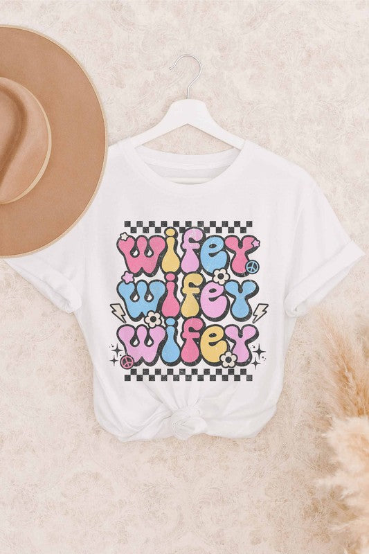 RETRO WIFEY GRAPHIC TEE