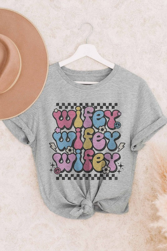 RETRO WIFEY GRAPHIC TEE