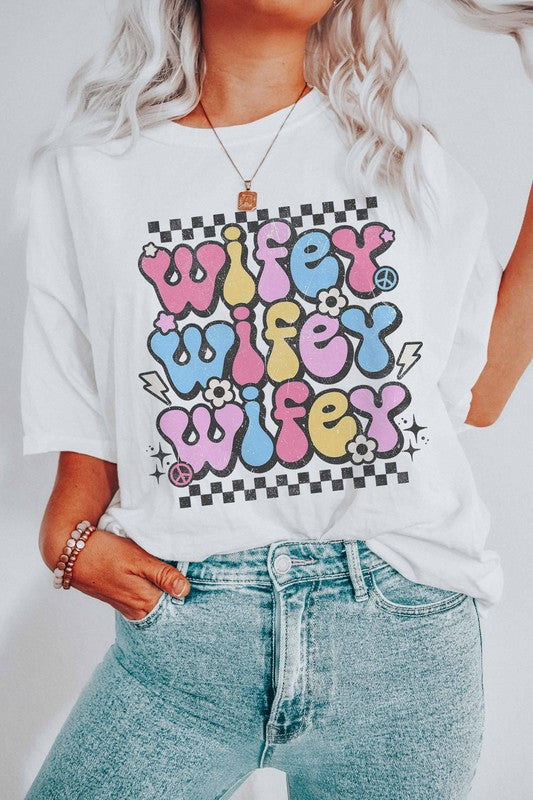 RETRO WIFEY GRAPHIC TEE