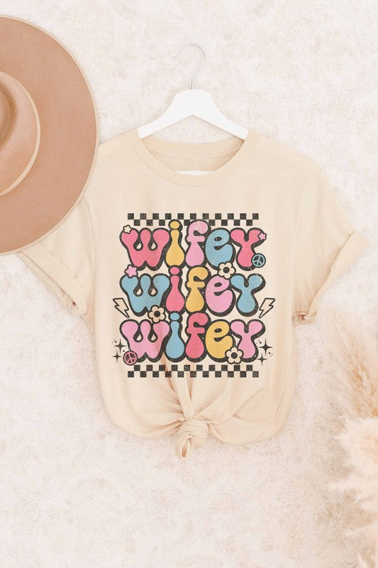 RETRO WIFEY GRAPHIC TEE