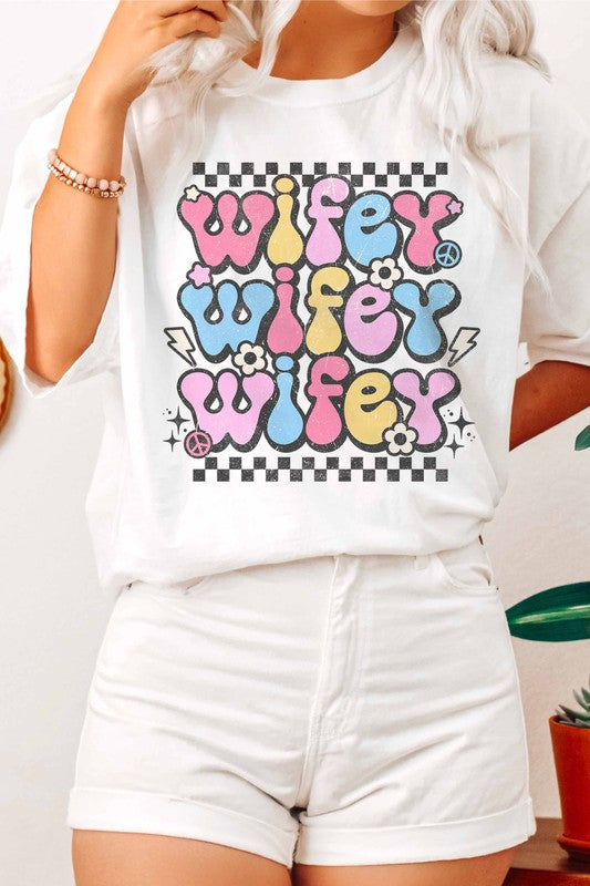 RETRO WIFEY GRAPHIC TEE